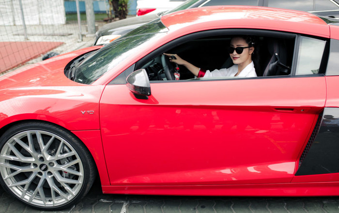 Chẳng mấy khi nhắc đến xe hơi nhưng Đông Nhi lại đang lái một chiếc siêu xe giá 13 tỷ đồng Ảnh 2