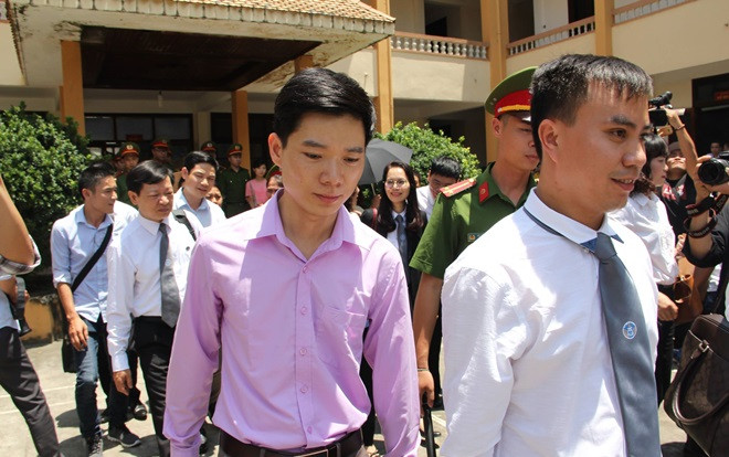 Xét xử vụ 8 người tử vong khi chạy thận: VKS không đồng ý triệu tập Nguyên Giám đốc BV Đa khoa Hòa Bình đã xuất cảnh sang Canada Ảnh 2