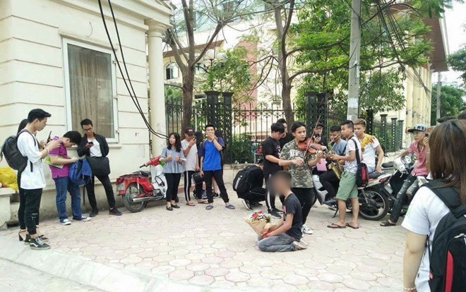 Xôn xao hình ảnh nam thanh niên cầm bó hoa quỳ gối ngay trước cổng trường chờ bạn gái Ảnh 2