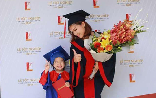 Loạt ảnh mẹ và con gái cùng dự lễ tốt nghiệp Đại học khiến ai nấy thích thú, nào ngờ chuyện phía sau rất buồn Ảnh 2