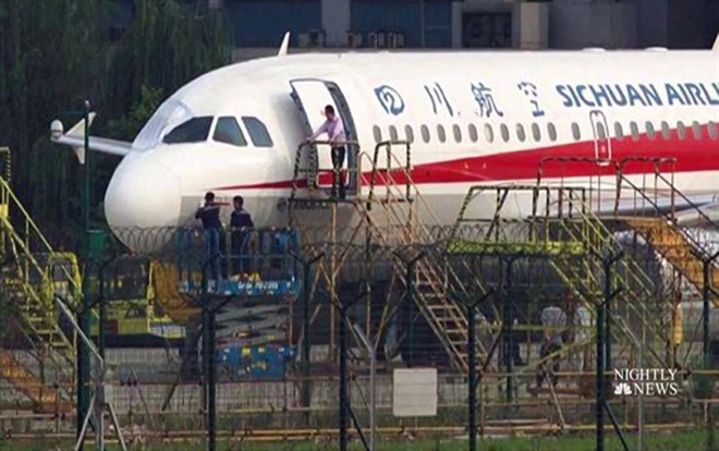 Viên phi công 'anh hùng' kể lại thời khắc cơ phó bị hút ra ngoài không trung Ảnh 2