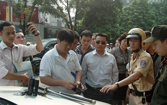 141 Hà Nội và khẩu súng K54 dưới gầm ghế lái chiếc Mercedes Ảnh 2