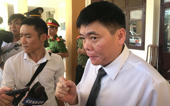 Vụ xử bác sĩ Hoàng Công Lương: Luật sư Trần Vũ Hải liên tiếp bị mời ra khỏi phòng xử án Ảnh 2