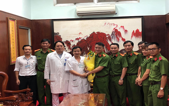 Phòng Cảnh sát hình sự đến bệnh viện chuyển phần khen thưởng của tổ chuyên án hỗ trợ các hiệp sĩ Ảnh 2