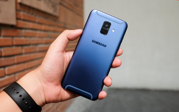 Mở hộp Samsung Galaxy A6: Thiết kế đẹp, camera selfie tốt Ảnh 2