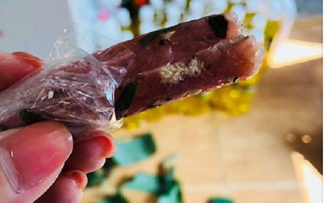 Cô gái kinh hãi phát hiện giòi bò lúc nhúc trong chiếc nem chua khi ăn đến chiếc thứ 4 Ảnh 2