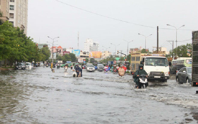 TP.HCM: Chống ngập quá lỗi thời, dân còn 'bơi' dài dài Ảnh 2
