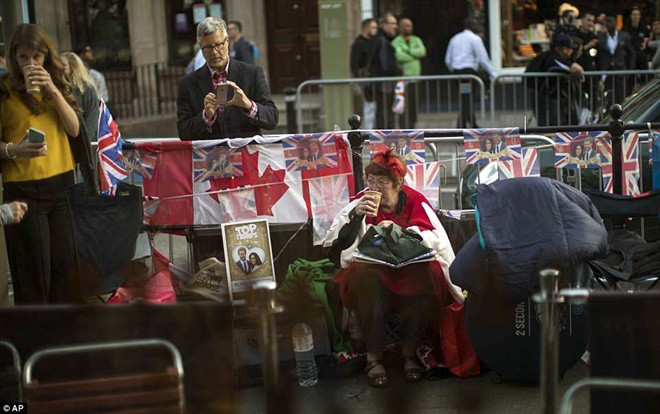 Fan hoàng gia Anh ăn ngủ lề đường, chầu chực từ sớm chờ 'đám cưới thế kỷ' Ảnh 2