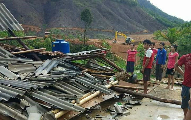 Lốc xoáy đánh sập và làm tốc mái hơn 60 ngôi nhà ở Nghệ An Ảnh 2