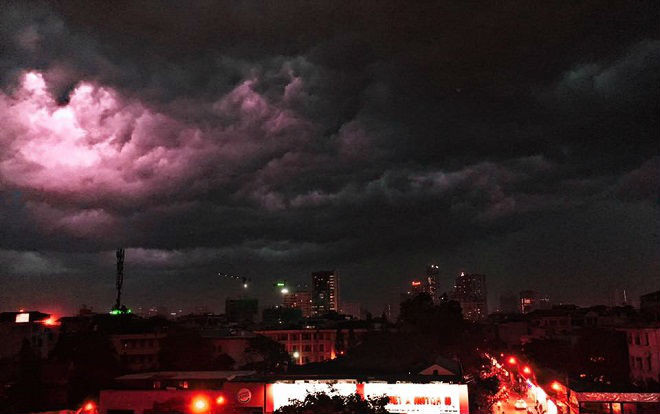 Sau nhiều ngày nắng gắt, Hà Nội vừa trải qua một trận cuồng phong Ảnh 2