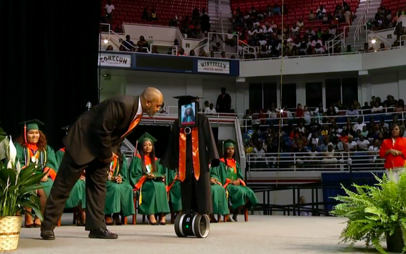 Nữ sinh đang phải nằm viện khiến cả trường bất ngờ khi dự lễ tốt nghiệp bằng robot Ảnh 2