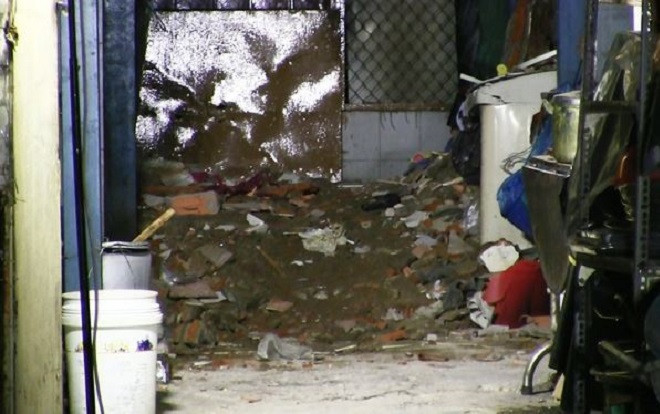 Sập nhà cổ ở Sài Gòn trong đêm, nhiều người già và phụ nữ mắc kẹt Ảnh 2