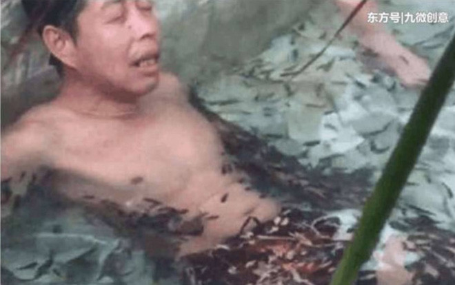 Người đàn ông massage bằng cá, 5 phút sau cả đàn cá lăn đùng ra chết Ảnh 2
