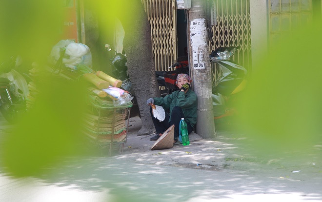 Chùm ảnh người lao động nghèo vật vã trong cái nắng như thiêu da cắt thịt ở Hà Nội Ảnh 2