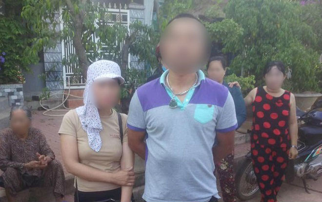 Bị dân làng vây quanh do nghi ngờ định bắt cóc bé gái 4 tuổi, đôi nam nữ quỳ lạy xin tha Ảnh 2