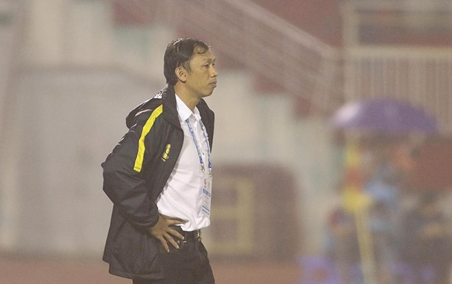 Ném chai nước phản ứng trọng tài, HLV HAGL đòi phạt đền cho Công Phượng Ảnh 2