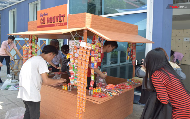 Sinh viên ĐH Luật thích thú với không gian hoài cổ trong ngày hội 'Cho tôi xin một vé đi tuổi thơ' Ảnh 2