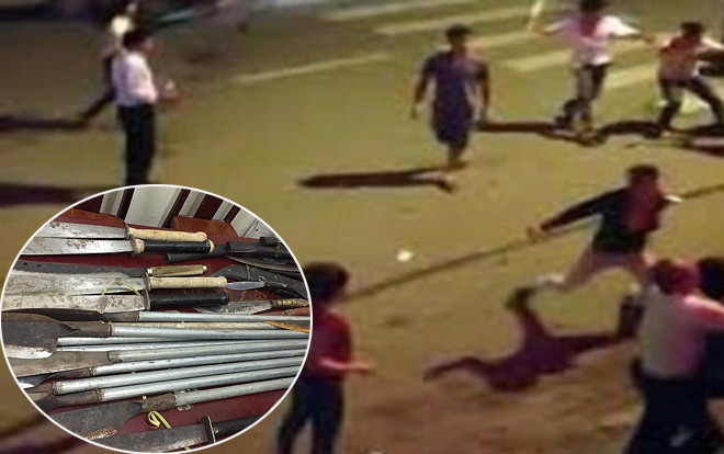 Hàng chục côn đồ dàn trận ẩu đả, 'múa' đao kiếm Ảnh 2