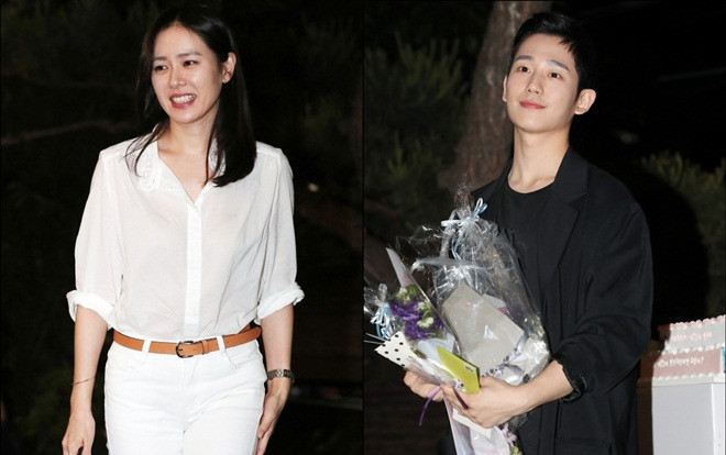 Son Ye Jin bỗng 'chuẩn men' cùng Jung Hae In rạng rỡ trong buổi tiệc kết thúc phim 'Chị đẹp mua cơm ngon cho tôi' Ảnh 2