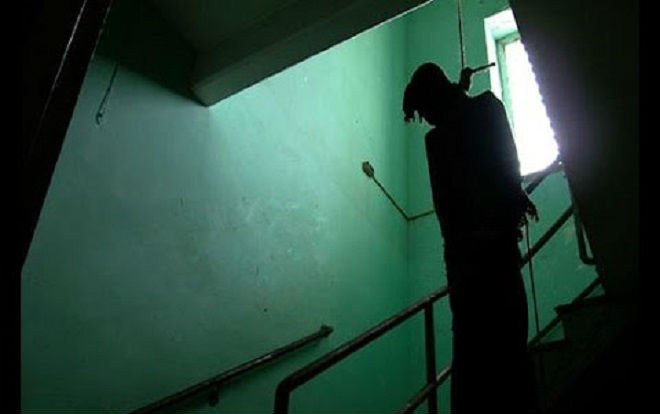 Vỡ nợ vì cờ bạc, người đàn ông treo cổ tự tử tại nhà riêng Ảnh 2