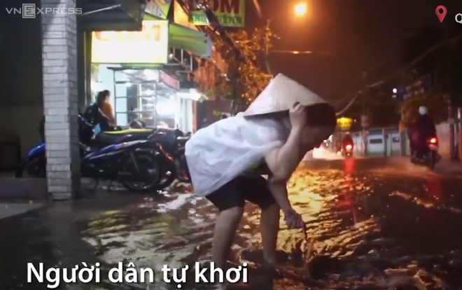 Cả đêm tát nước ngập khỏi nhà sau cơn mưa lớn ở Sài Gòn Ảnh 2