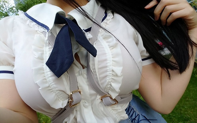 Nữ cosplayer Nhật Bản gây tranh cãi với trào lưu khoe ngực đẫy đà bằng… dây balo Ảnh 2