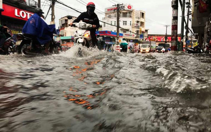 Mẹo quan trọng ai cũng cần biết khi lái xe qua đoạn đường ngập nước Ảnh 2