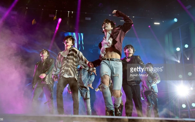 Điều tất cả mong chờ đây: BTS đem siêu hit 'Fake Love' đổ bộ BBMAs 2018, khoe bụng 6 múi 'bỏng mắt' Ảnh 2