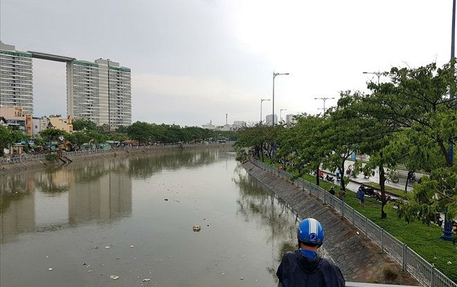 Trời đổ mưa lớn, một thiếu niên đi câu cá rơi xuống kênh mất tích Ảnh 2