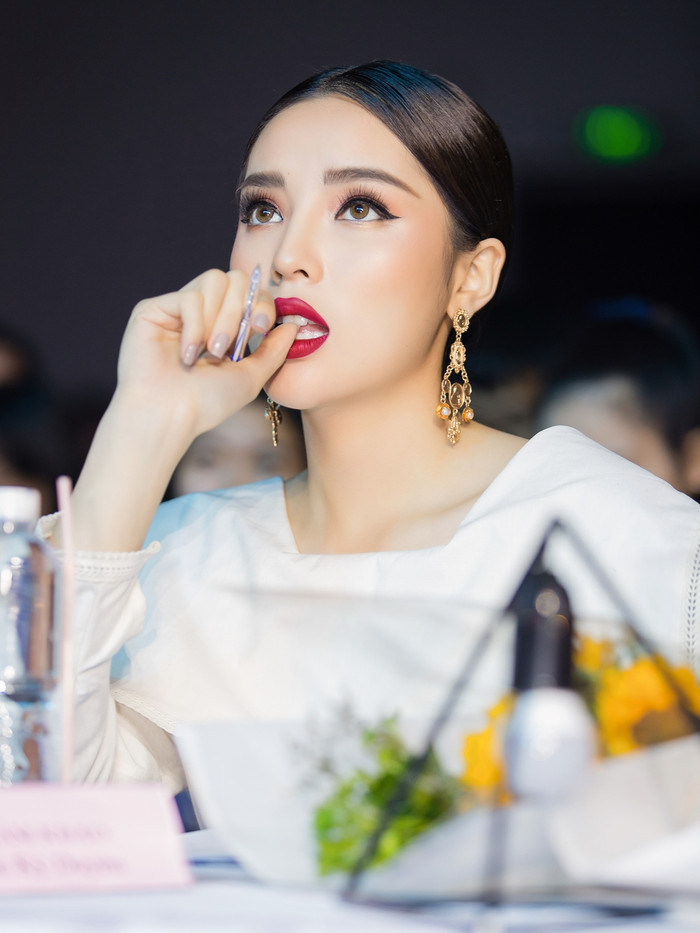 Hoa hậu Kỳ Duyên diện áo khoét lưng sâu hun hút làm giám khảo nhan sắc Ảnh 9
