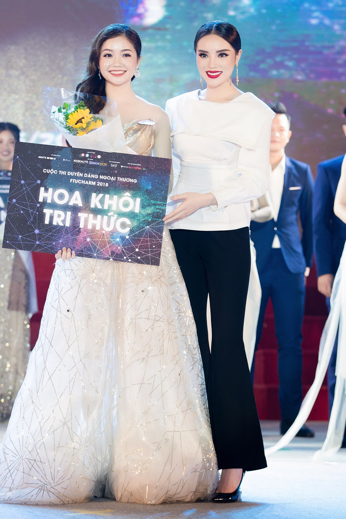 Hoa hậu Kỳ Duyên diện áo khoét lưng sâu hun hút làm giám khảo nhan sắc Ảnh 10