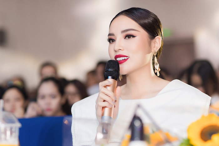 Hoa hậu Kỳ Duyên diện áo khoét lưng sâu hun hút làm giám khảo nhan sắc Ảnh 8