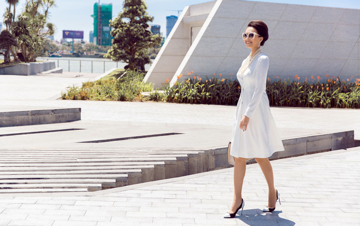 'Nữ hoàng ảnh lịch' Diễm My 6X diện váy ngắn trên gối, tự tin khoe sắc tại Đà Nẵng Ảnh 2