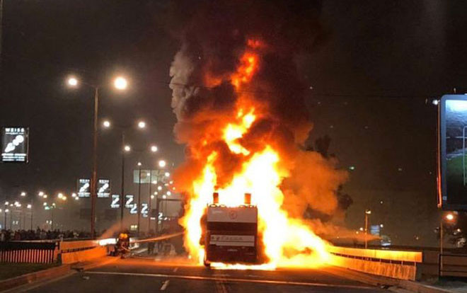 Nhiều cầu thủ suýt chết vì xe buýt diễu hành chức vô địch bất ngờ cháy lớn Ảnh 2