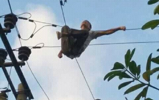 Thót tim trước cảnh người đàn ông trung niên ngồi vắt vẻo trên trạm điện biến áp Ảnh 2