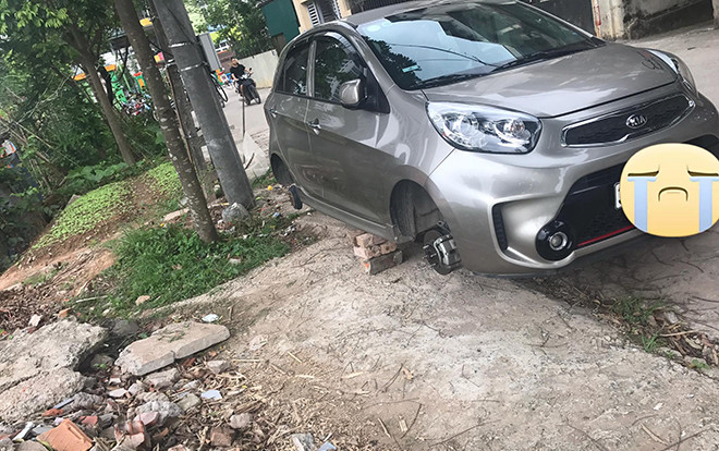 Tá hỏa phát hiện xế hộp để trước cửa nhà 'bốc hơi' 2 bánh sau một đêm Ảnh 2