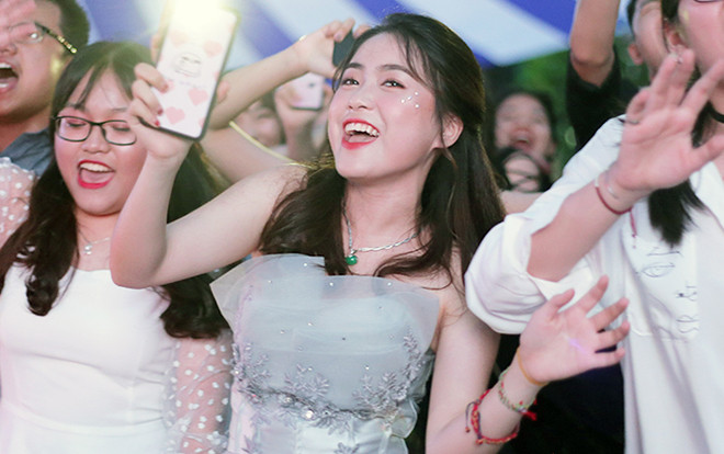Ngắm nữ sinh Chu Văn An lộng lẫy như công chúa trong Lễ tri ân và trưởng thành Ảnh 2