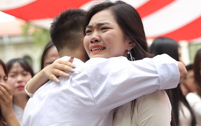 Chùm ảnh: Xúc động cảnh học sinh Việt Đức ôm nhau khóc nức nở trong ngày chia tay tuổi học trò Ảnh 2