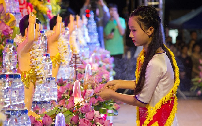 Chùm ảnh: Những bóng hồng xinh đẹp trong đại lễ Phật đản Ảnh 2
