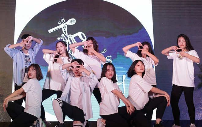 Clip cover 'High school musical' của teen cuối cấp Việt Đức khiến hàng nghìn người bồi hồi nhớ về tuổi thanh xuân rực rỡ Ảnh 2