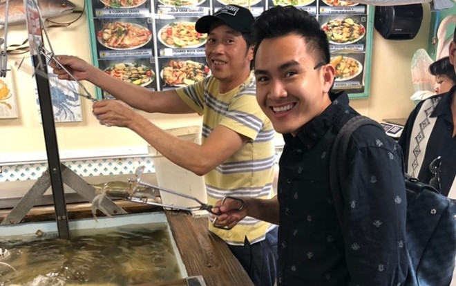 Con trai 'hot boy' Hoài Linh khoe ảnh đi ăn cùng bố trong dịp danh hài về Mỹ Ảnh 2