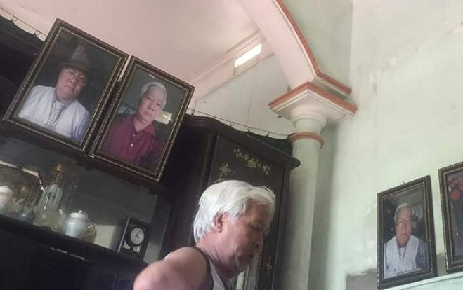 Phì cười với ông bố tóc bạc trắng vẫn in ảnh selfie treo khắp nhà, con gái đi xa về ngỡ vào nhầm bảo tàng Ảnh 2