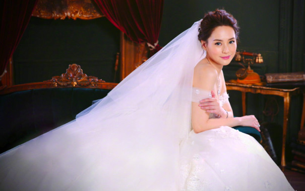 Chung Hân Đồng rạng rỡ trong trang phục cô dâu, hôn lễ diễn ra vào ngày hôm nay (25/5) tại Los Angeles Ảnh 2