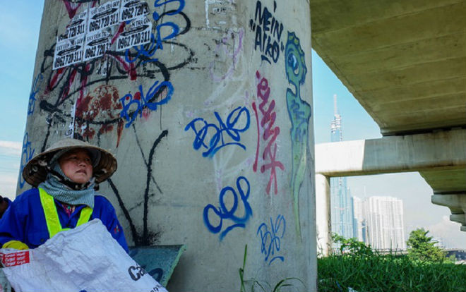 Trụ tuyến metro đầu tiên của TP HCM bị bôi bẩn Ảnh 2