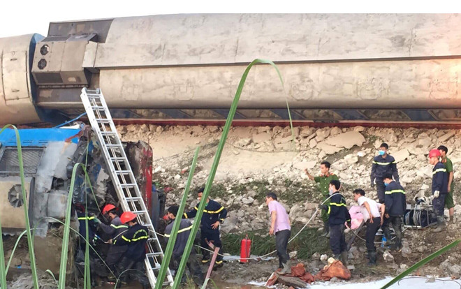 Khởi tố, bắt tạm giam 2 nhân viên gác chắn trong vụ lật tàu kinh hoàng khiến 12 người thương vong Ảnh 2