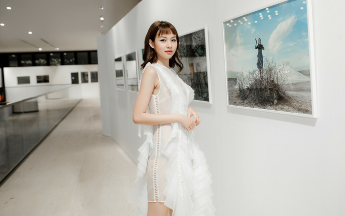 Diện váy 'mỏng như sương', Phí Phương Anh lần đầu tham dự triển lãm ảnh của chính mình Ảnh 2