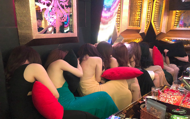 Đột kích 2 tụ điểm ăn chơi ở Sài Gòn, phát hiện hàng chục nữ tiếp viên ăn mặc 'thiếu vải' đang phục vụ các quý ông Ảnh 2
