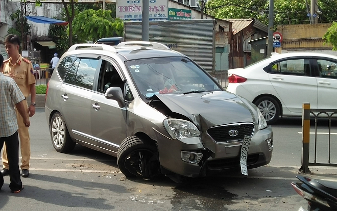 Ô tô nổ lốp mất lái húc văng dải phân cách ở Sài Gòn Ảnh 2