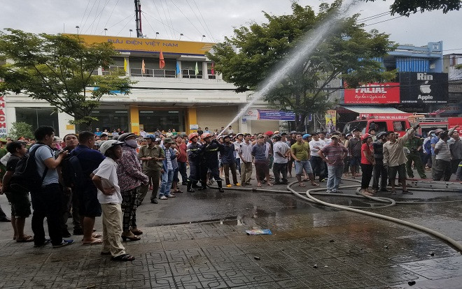Cháy nhà ở trung tâm thành phố, người dân hốt hoảng tháo chạy Ảnh 2
