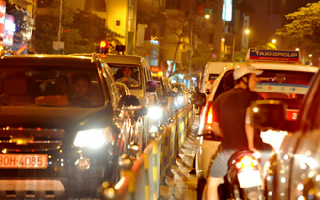 Vì sao đèn xe thường có màu vàng mà không phải là đỏ, trắng hay xanh? Ảnh 2